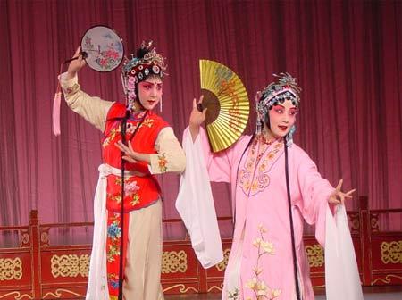 湖南,跃居各腔之首,成为传奇剧本的标准唱腔:"四方歌曲必宗吴门"