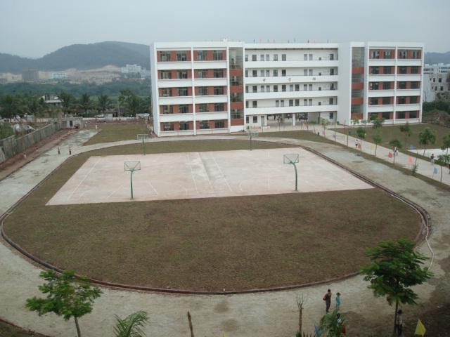 2009年秋季,学校首次招生开学,在原白沙县第二小学的基础上合并细水、南开等中学,通过统一规划、集中财力、整合资源、良性发展,形成办学规模,让山区的黎族百姓子女接受城市优质教育,届时,在校学生将达到2300余人,学校教职工140余人。